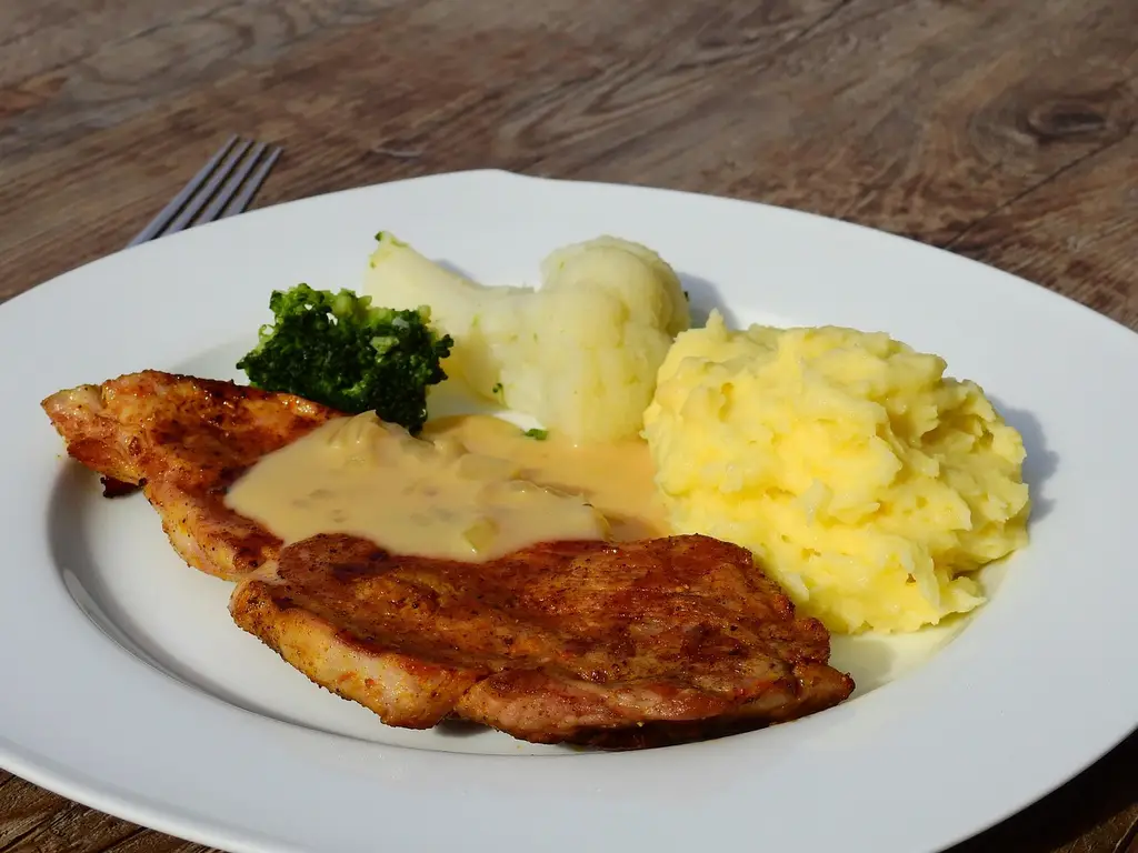 meal, food, nourishment, enjoy the meal, dish, flesh, schnitzel, grilled, vegetables, broccoli, cauliflower, puree, mashed potatoes, potato, sauce, plate, schnitzel, schnitzel, cauliflower, mashed potatoes, mashed potatoes, mashed potatoes, mashed potatoes, mashed potatoes