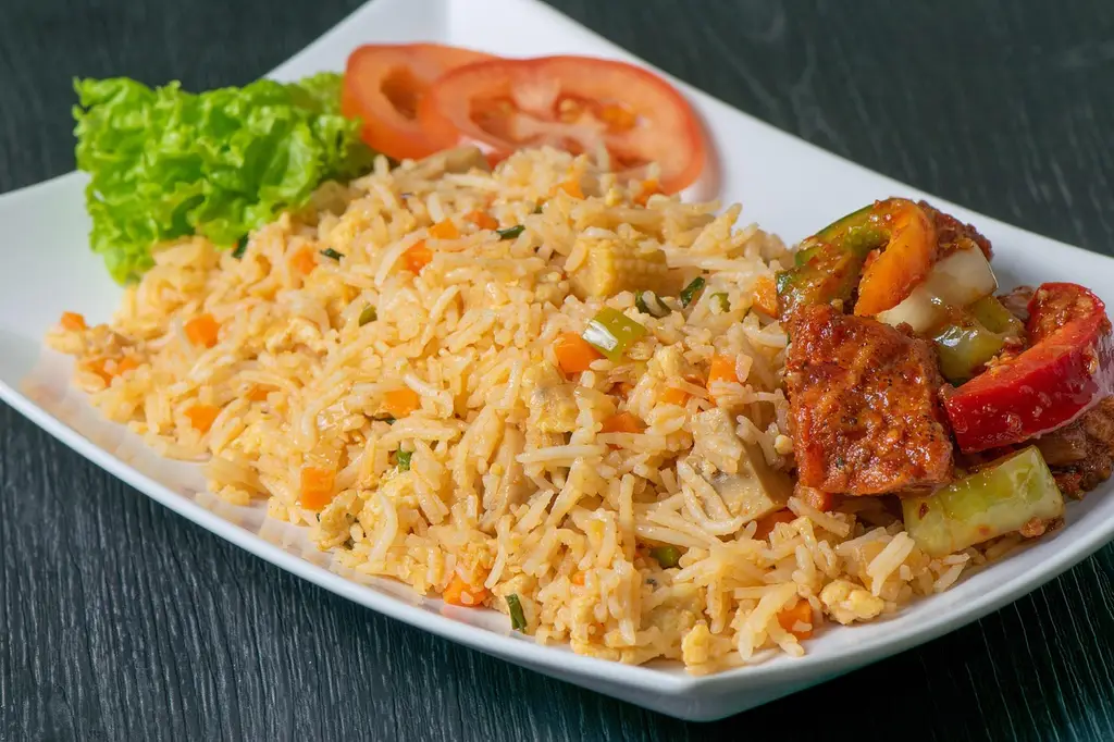 fried rice, food, asian, nature, dish, cuisine, meal, vegetable, cashew, nuts, curry, lunch, dinner, fish, rice, spicy, delicious, sri lankan, plate, closeup