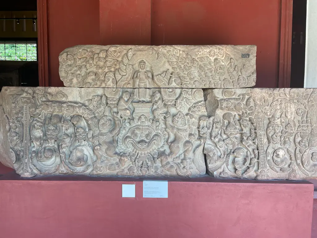 Linteau, Prasat Palilay, Angkor Thom, Siem Reap, XIII siècle