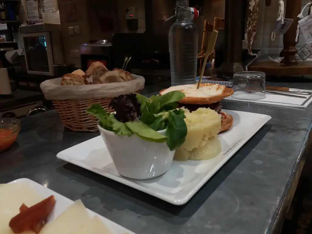Lyon 3e - Halles de Lyon-Paul Bocuse - Restaurant Bellota-Bellota, LE Burger