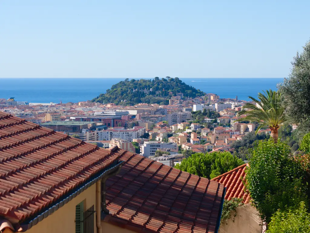 La colline du chateau de Nice depuis les hauteurs de Cimiez - 2016-08-23- P1540461