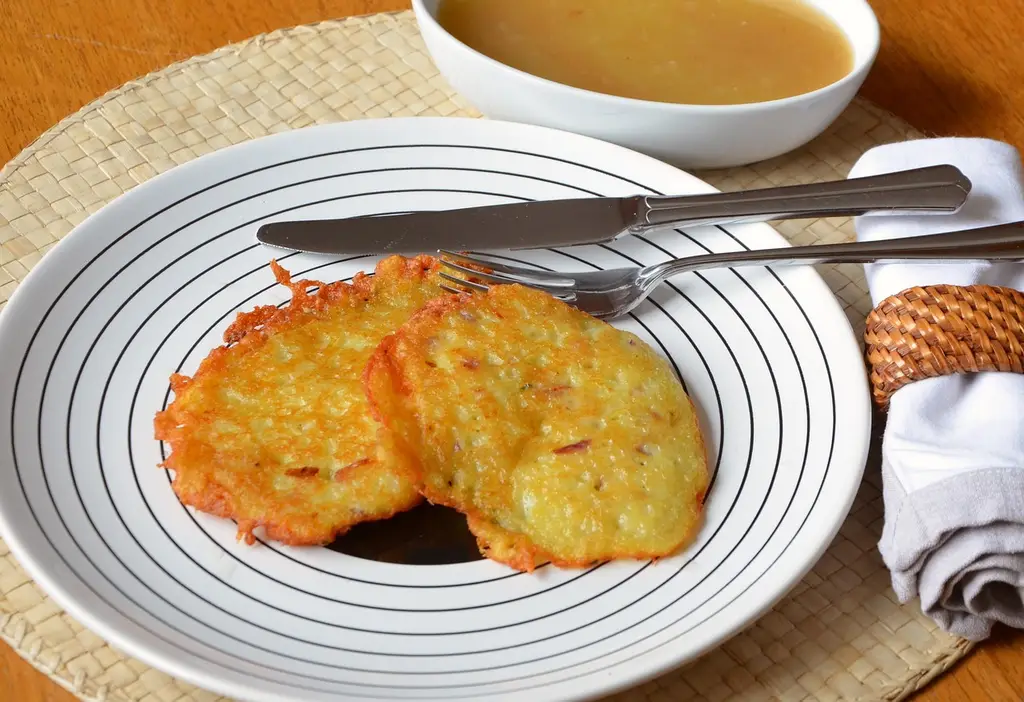 potato pancakes, reibekuchen, potato, applesauce, meal, serve, to dish out, potato pancakes, potato pancakes, potato pancakes, potato pancakes, potato pancakes, reibekuchen, reibekuchen, potato