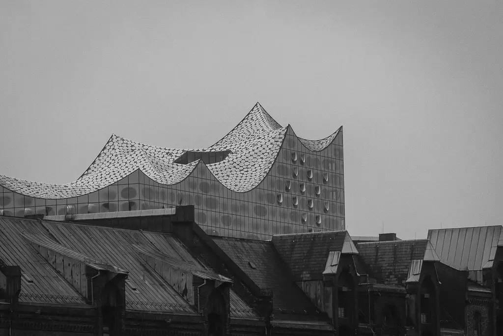 Monochrome photo of Elbphilharmonie concert hall in Hamburg, emphasizing modern architecture.