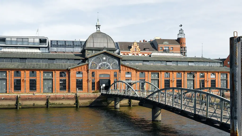 A view of the historic Hamburg Fischmarkt building with an arch bridge in the foreground.