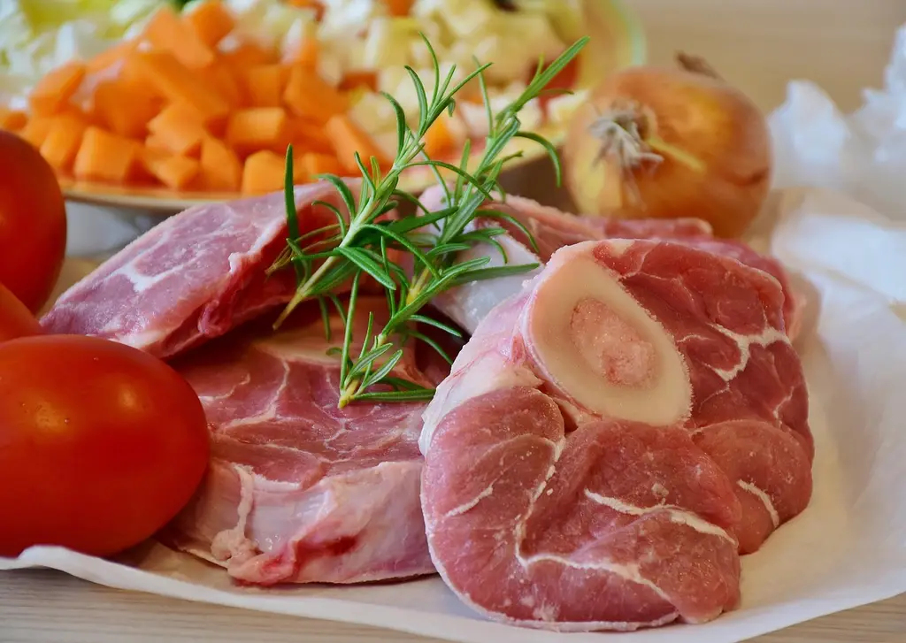flesh, calf, veal, beef, ossobuco, leg slices, dish, meal, cook, kitchen, vegetables, tomatoes, onion, italian, herbs, sauce, having lunch, food, seasoning, yummy, spicy, hearty