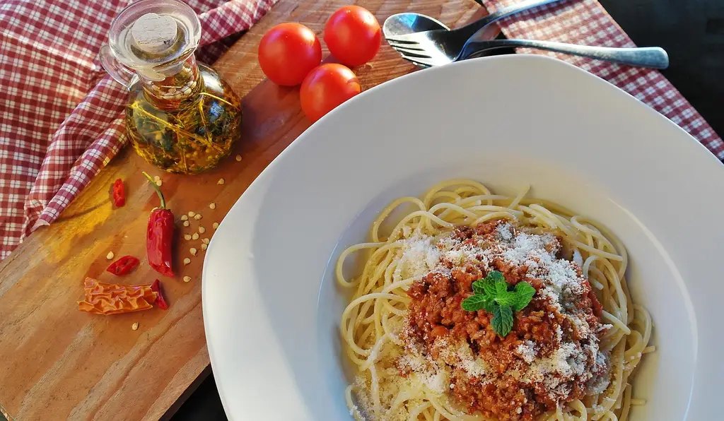 spaghetti, noodles, bolognese, meat sauce, minced meat, flesh, food, italian, pasta, italy, cook, fresh, carbohydrates, parmesan cheese, sauce, spicy, tomato, nourishment, meal, kitchen, tomatoes, onions, garlic, hot peppers, spices, pasta sauce, spaghetti, spaghetti, spaghetti, bolognese, pasta, pasta, pasta, pasta, pasta
