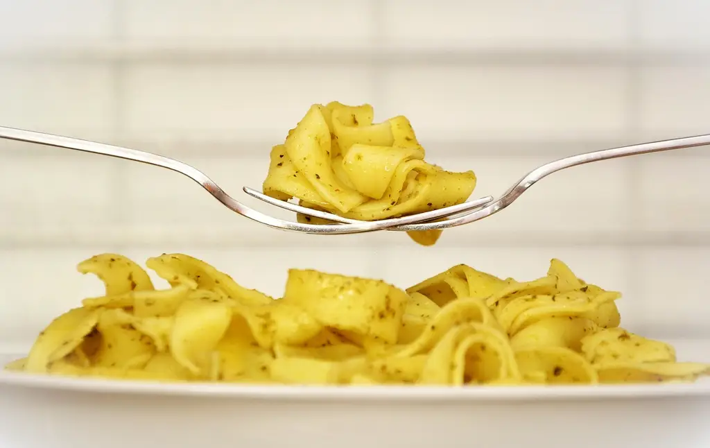 pasta, noodles, cuisine, meal, noodle dish, food, plate, italian food, cooked, tasty, dish, pasta, pasta, pasta, pasta, pasta