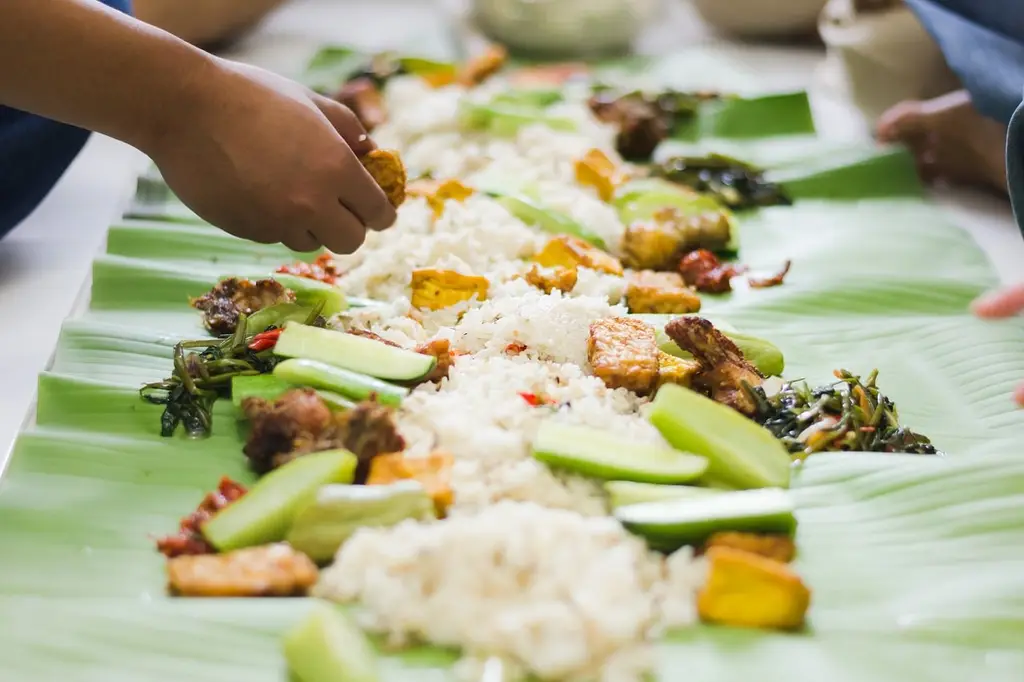 indonesian food, banana leaf, communal eating, traditional, fried chicken, tempeh, tofu, personal, rice, sambal, vegetables, water spinach, togetherness, ingredients, culture, family, eating with hands, meal, preparation, enjoyment