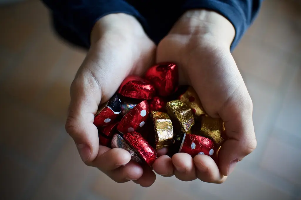 chocolates, chocolate, sweets, to donate, hand, child, guy, people, craftsmanship, chocolate gluten-free, health, italy, pastry shop, easter, holidays, love, heart, red, gold, silver, delicious, reward, gift, hands, reward, reward, reward, reward, reward