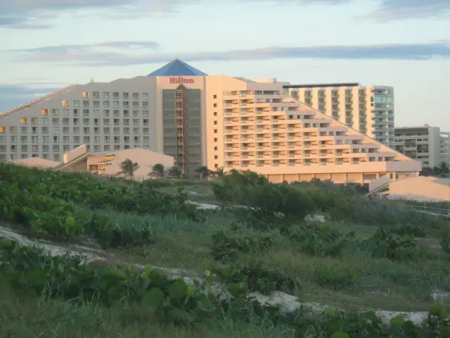 Vista del Hotel Hilton desde el Mirador de Playa Delfines, Cancún. - panoramio
