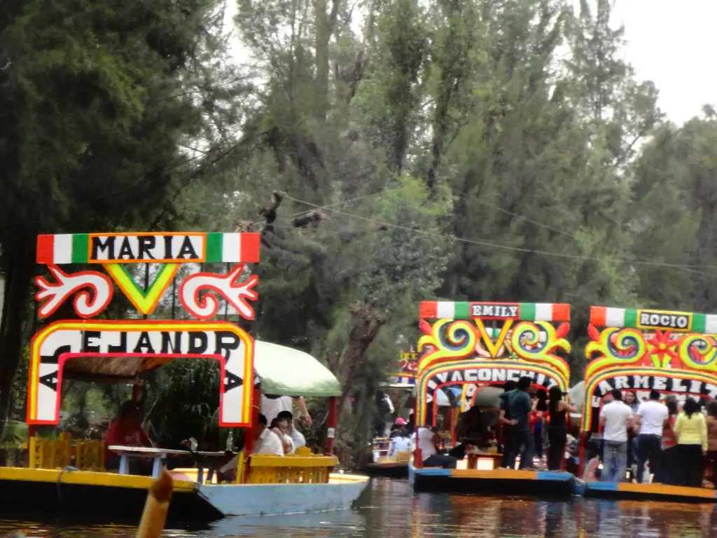 Coloridas trajineras en Xochimilco, Ciudad de México
