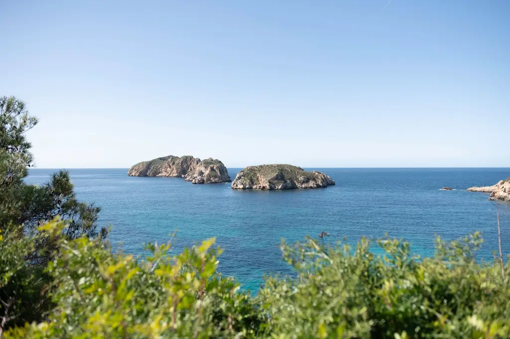 A breathtaking view of Islas Malgrats in Calviá, Mallorca, showcasing clear turquoise waters and rocky islands.