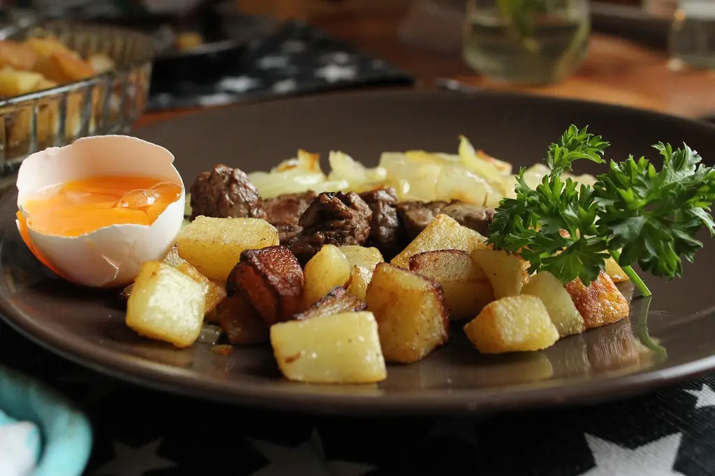 potato cubes, parsley, egg, dinner, plate, potatoes, dish, food, potato, meal