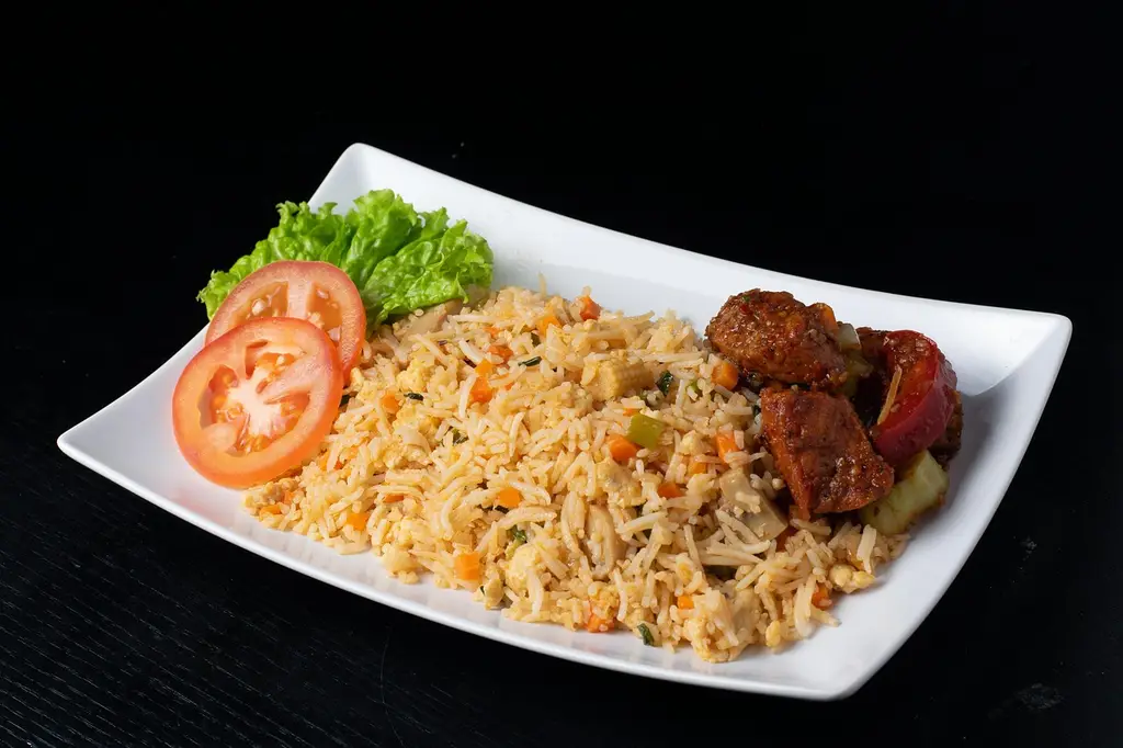fried rice, food, asian, dish, cuisine, nasi goreng, meal, vegetable, cashew, nuts, curry, lunch, dinner, fish, rice, nature, spicy, delicious, sri lankan, plate, closeup