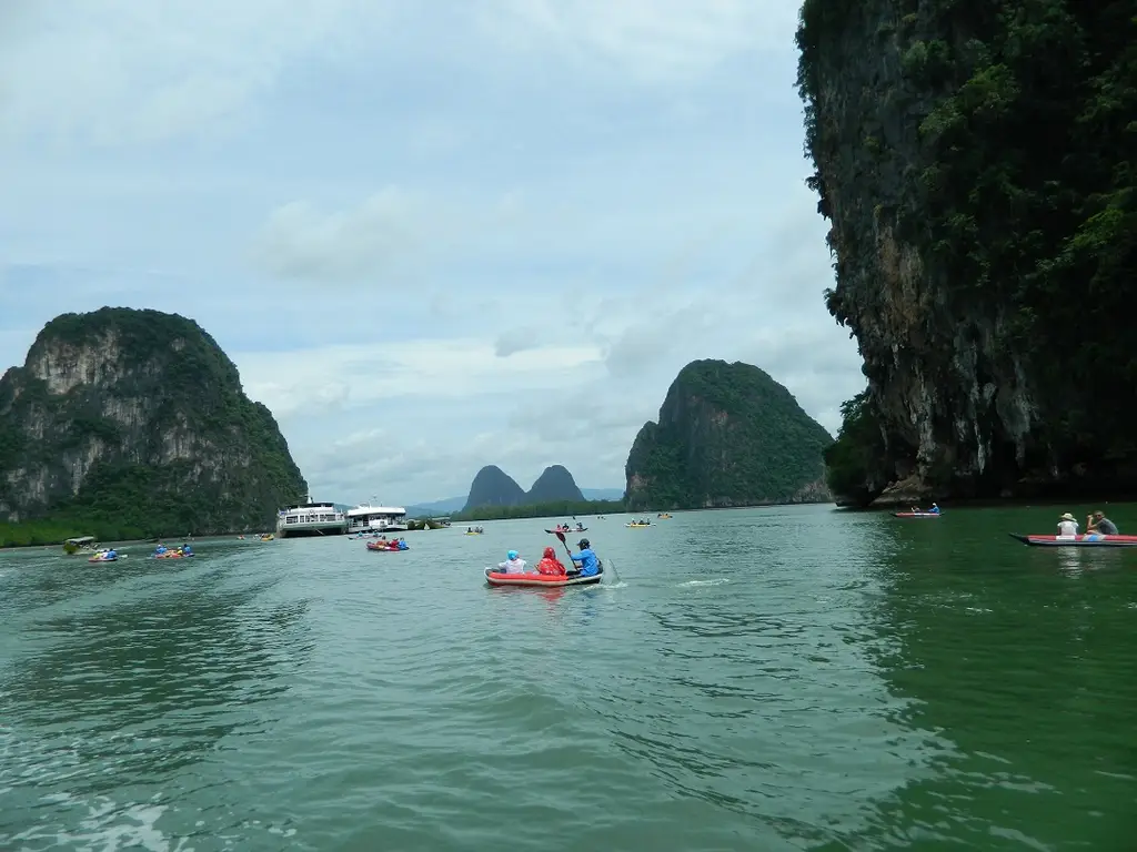 Phang-nga Bay, leading to James Bond Island - panoramio