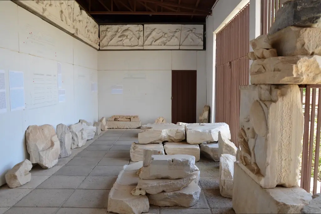 Architectural elements from the Mausoleum of Halicarnassus, constructed for King Mausolus during the mid-4th century BC at Halicarnassus in Caria, Bodrum, Turkey (17548225042)
