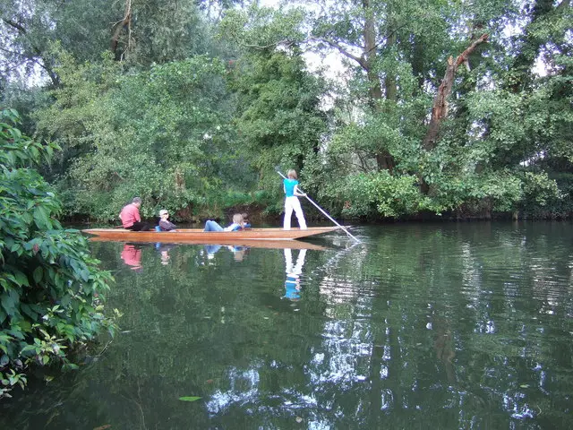 Punting on the Cherwell in Oxford - geograph.org.uk - 289762