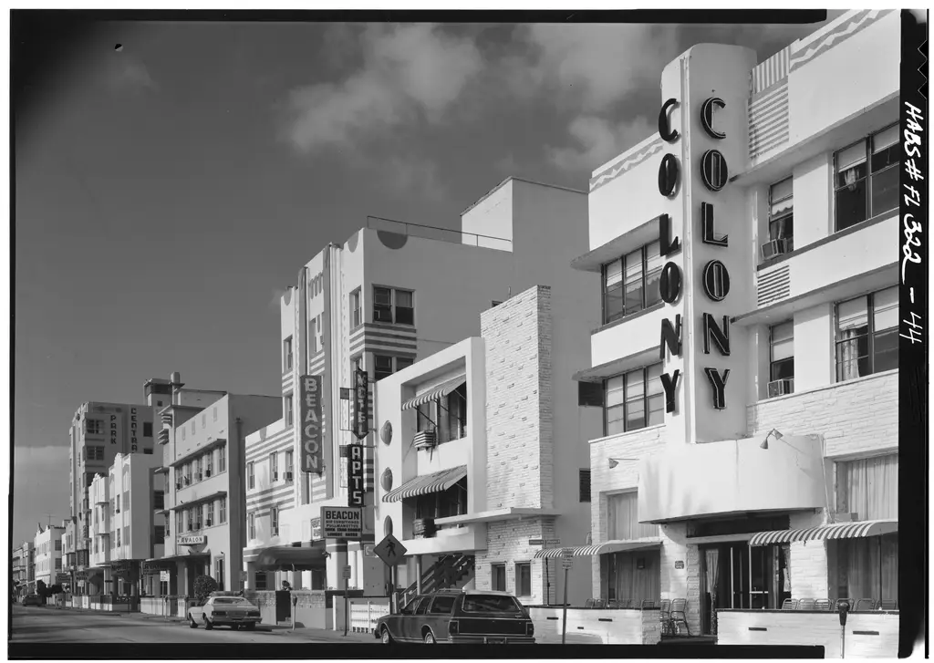 700 BLOCK OCEAN DRIVE, VIEW TO SOUTH SHOWING OCEAN FRONT HOTELS - Miami Beach Art Deco Historic District, Miami, Miami-Dade County, FL HABS FLA,13-MIAM,5-49