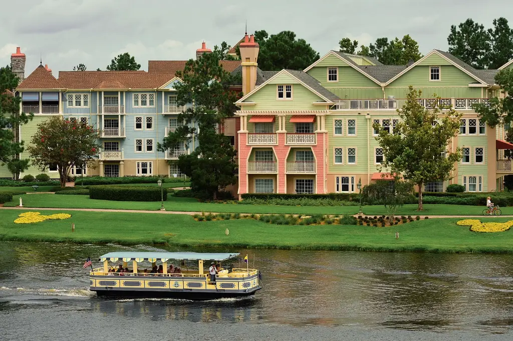 activity, adventure, nature, attractions, boat, boathouse, disney world, florida, dockside, entertainment, fun, people, holiday, hotels, lake, orlando, outdoors, recreation, restaurants, summer, theme parks, tourism, transportation, travel, vacations family, water taxi