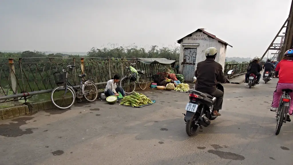 Roadside market on Long Bien Bridge, Hanoi, Vietnam (7060682485)