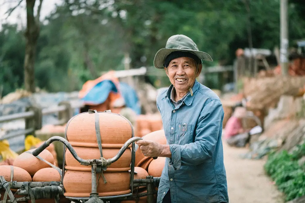 pottery, man, delivery, hoi an, craftsman, craftsmanship, clay pots, earthenware, asian man, vietnamese man, portrait, smile, smiling, pottery, delivery, delivery, delivery, delivery, delivery, asian man
